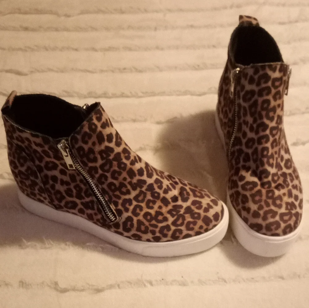 Soda wedgie sneaker size 7.5. (05) - Picture 2 of 11